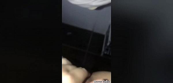  Tocando mi coño en el baño (Video completo)